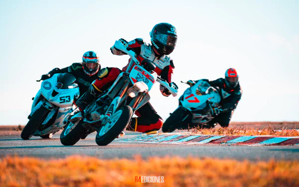  motorbikes in the circuit