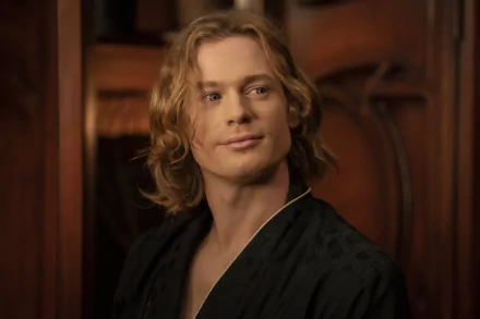 High-definition desktop wallpaper featuring a character from Interview with the Vampire series, set against a wooden backdrop for an atmospheric background.