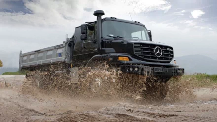 HD PC desktop wallpaper and background: Mercedes‑Benz Zetros truck splashing through mud, a rugged off‑road vehicle under a cloudy sky.
