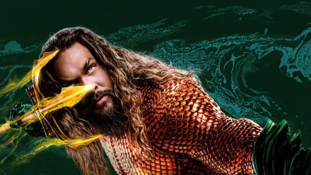 Aquaman and The Lost Kingdom 5K Ultra HD PC desktop wallpaper: armored Aquaman in orange scaled suit holding a glowing trident against a dark green ocean swirl.