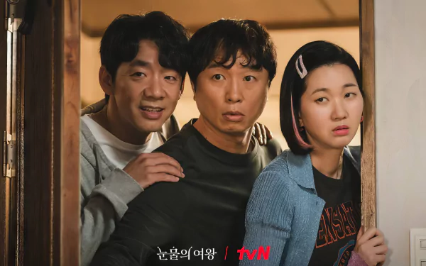 HD desktop wallpaper from the TV show Queen of Tears, featuring three concerned characters peeking around a door.