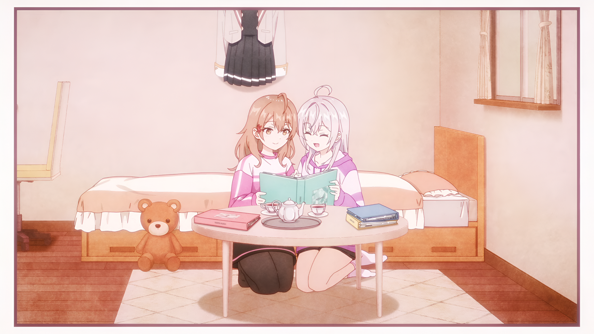 Anime-style 4K Ultra HD wallpaper featuring Maria Mikhailovna Kujou and Alisa Mikhailovna Kujou from Alya Sometimes Hides Her Feelings in Russian, sitting at a table.