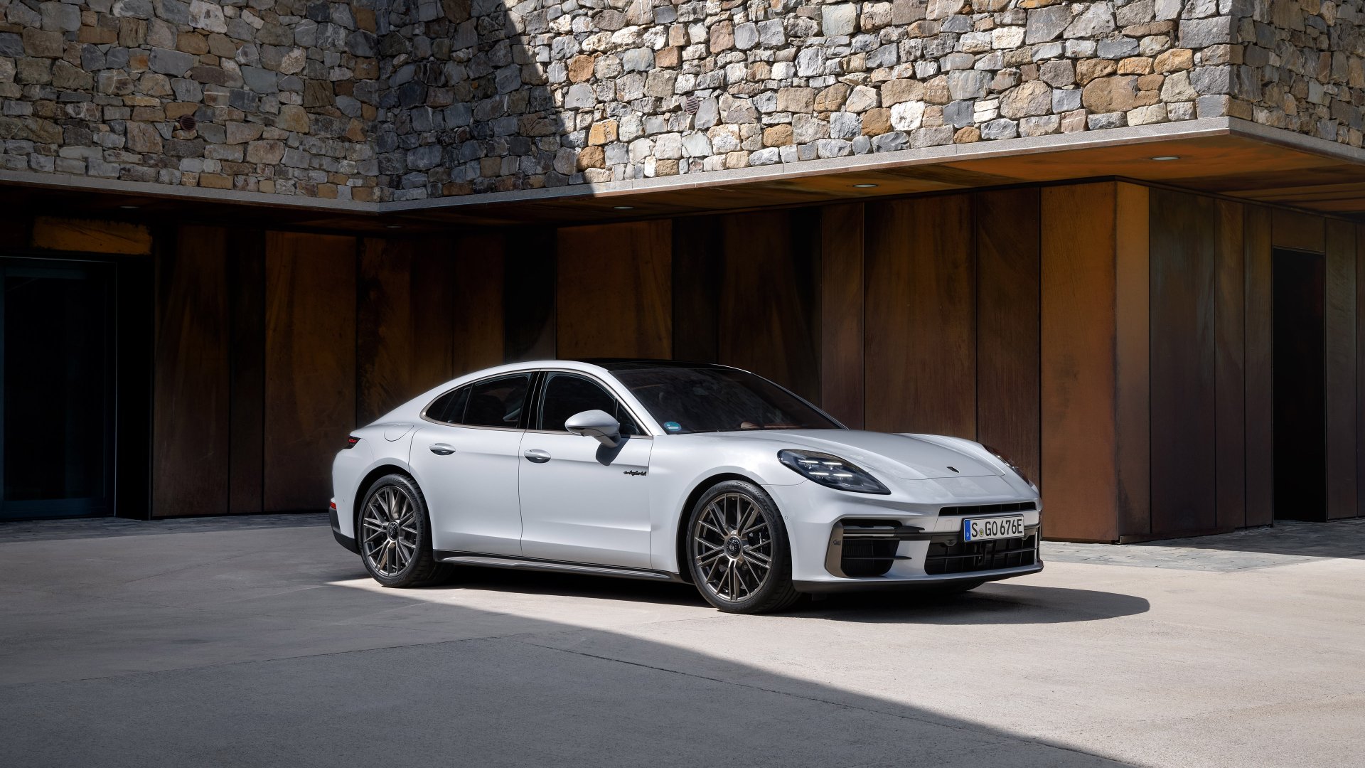 A sleek Porsche Panamera Turbo S E-Hybrid showcased as an HD desktop wallpaper, embodying luxury and high performance in a stunning vehicle design.