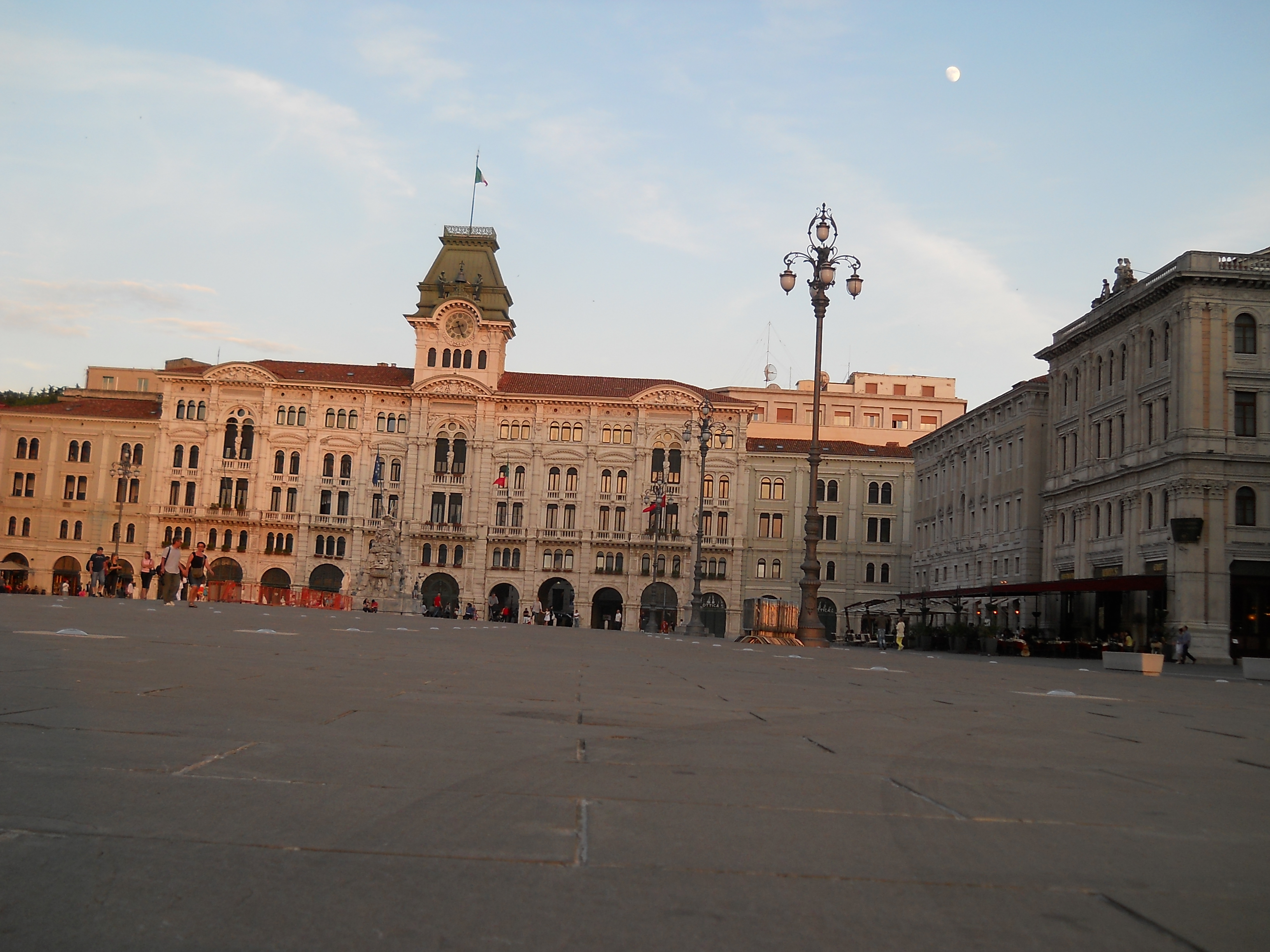 Trieste's stunning Place Unit? d'Italia monument, captured in a desktop wallpaper by mikevero.