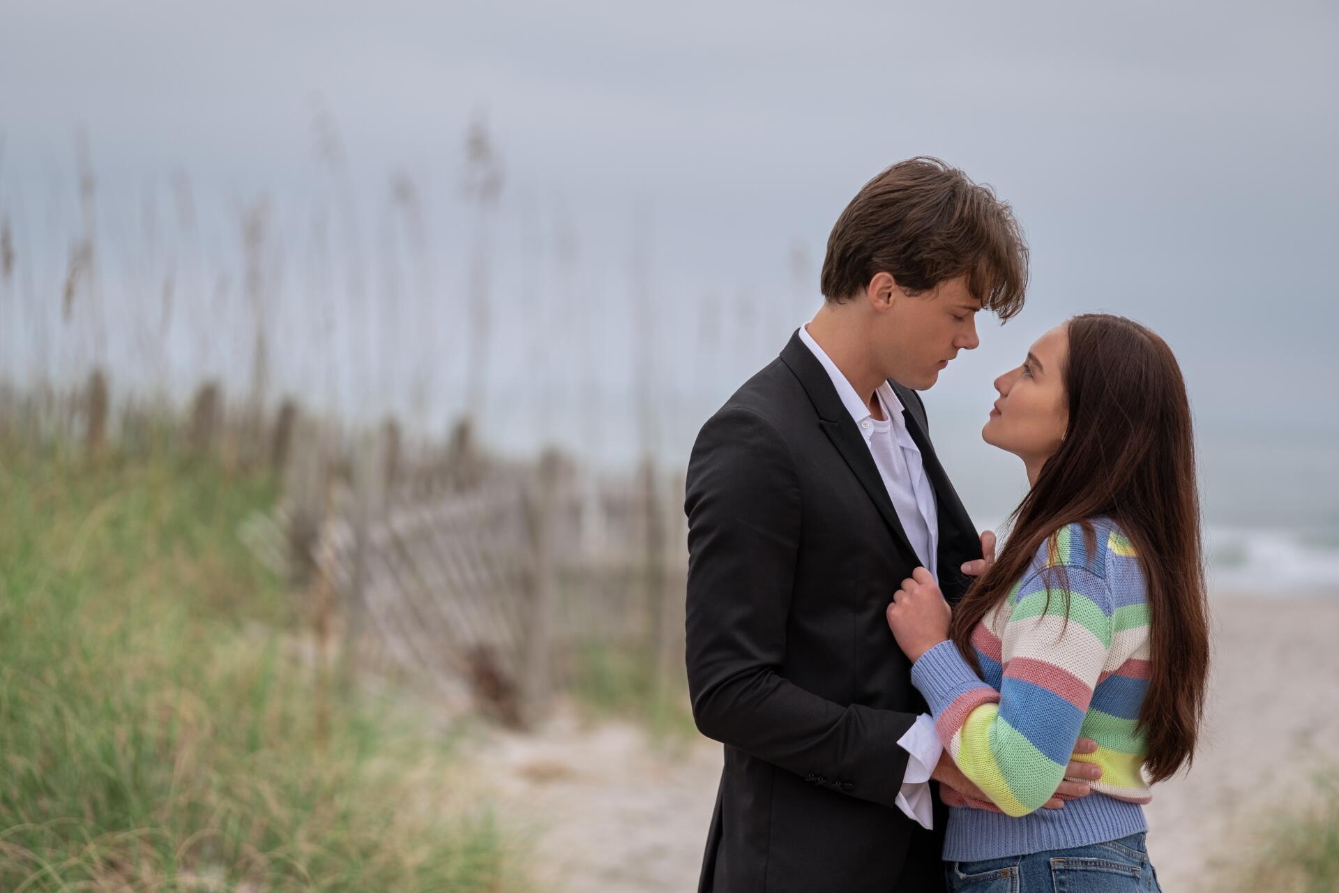 4K Ultra HD desktop wallpaper featuring a romantic scene from the TV show The Summer I Turned Pretty, with a young couple embracing on a beach path.