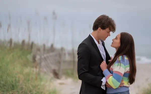 4K Ultra HD desktop wallpaper featuring a romantic scene from the TV show The Summer I Turned Pretty, with a young couple embracing on a beach path.