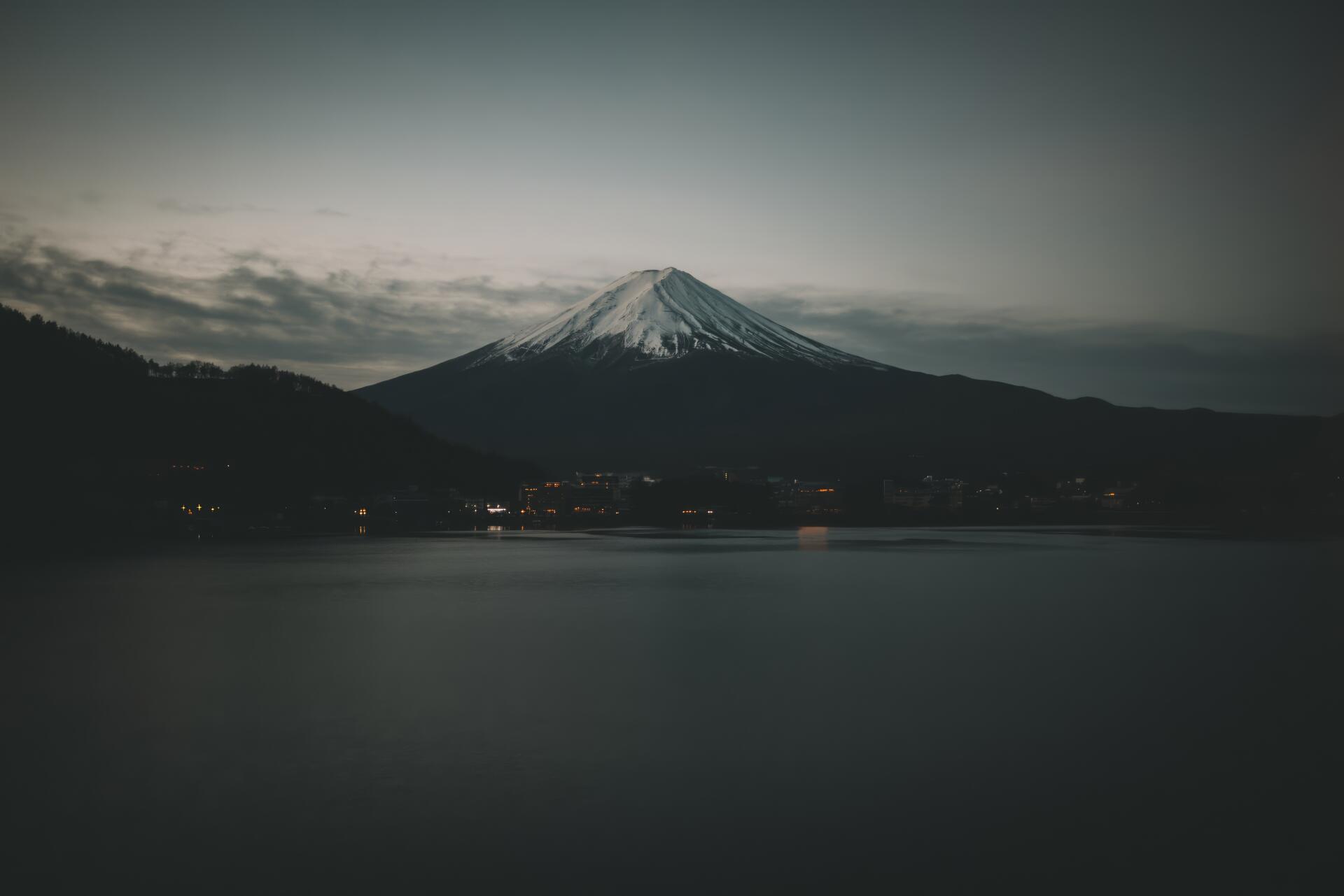 4K Ultra HD anime-style desktop wallpaper of Mount Fuji (Fuji Mt) over a calm lake near Tokyo, Japan, at dusk with soft, cinematic lighting.