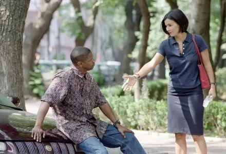 4K Ultra HD PC desktop wallpaper from the movie Man on Fire (2004): a man sits on a car in a tree-lined park as a woman in a navy dress reaches out, offering keys.