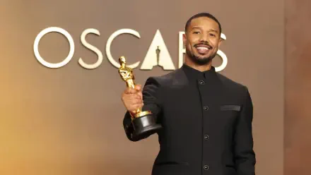 4K Ultra HD desktop wallpaper: male actor smiling in a black suit holds an Academy Awards Oscar statuette in front of an OSCARS backdrop.