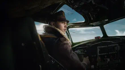 Masters of the Air — 4K Ultra HD PC desktop wallpaper and background: WWII bomber pilot in fur-collared jacket at the cockpit, gazing out at a cloudy sky.