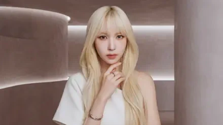 5K Ultra HD desktop wallpaper of a blonde woman with long hair in a minimalist lit room, K-pop–inspired styling, soft makeup and an elegant, poised expression against a neutral background.