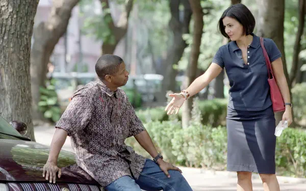 4K Ultra HD PC desktop wallpaper from the movie Man on Fire (2004): a man sits on a car in a tree-lined park as a woman in a navy dress reaches out, offering keys.
