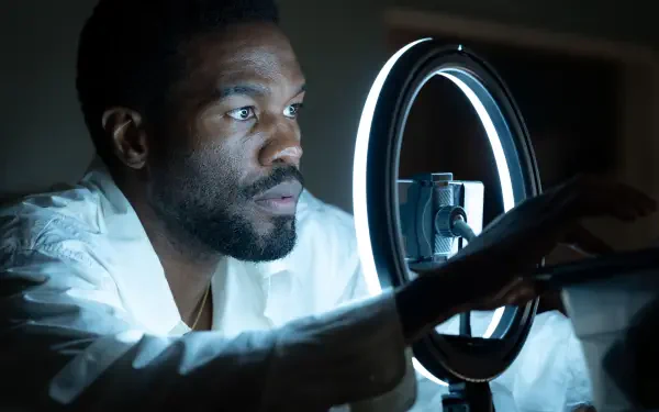 Close-up of a man adjusting a ring light on a dim set — still from the TV show Wonder Man (2026); 5K Ultra HD PC desktop wallpaper.