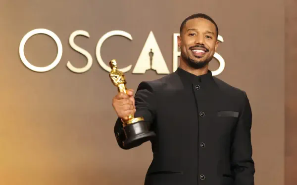 4K Ultra HD desktop wallpaper: male actor smiling in a black suit holds an Academy Awards Oscar statuette in front of an OSCARS backdrop.