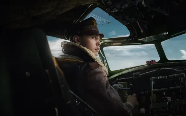 Masters of the Air — 4K Ultra HD PC desktop wallpaper and background: WWII bomber pilot in fur-collared jacket at the cockpit, gazing out at a cloudy sky.