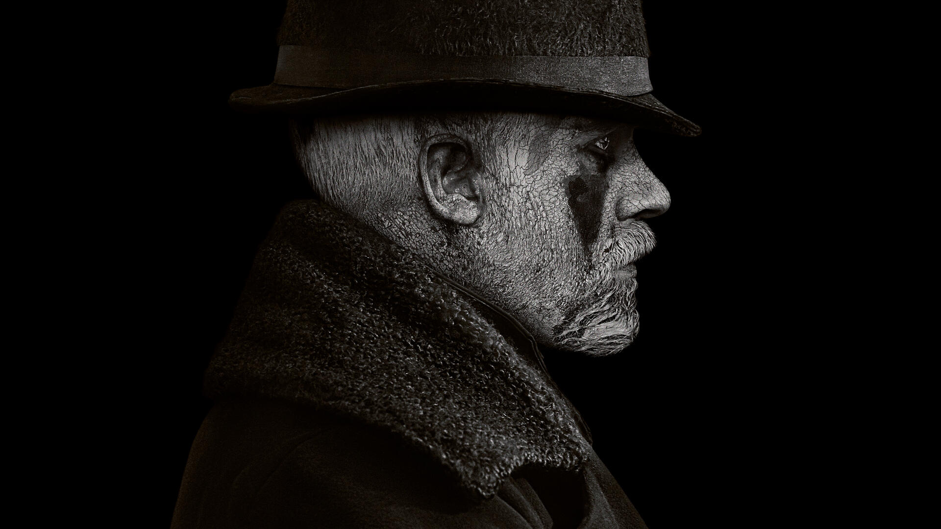 Moody monochrome profile of an elderly man in a fedora and fur-collared coat against black — Taboo themed 4K Ultra HD PC desktop wallpaper/background.