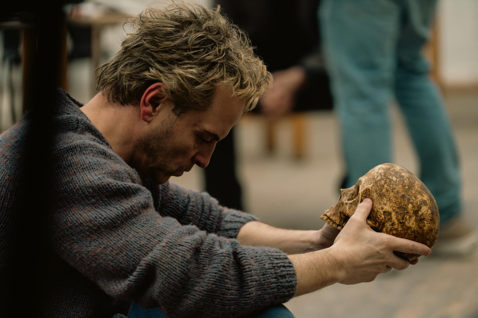 Andrew Scott holds a skull in Elsinore (2026), a cinematic 4K Ultra HD PC desktop wallpaper and background.