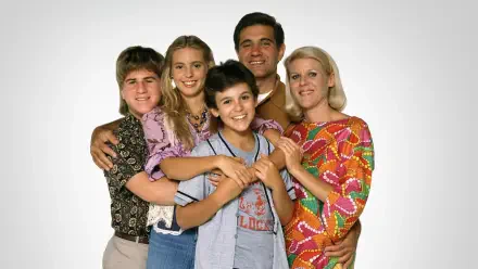 Five smiling family members in late‑1960s clothing, promotional image for The Wonder Years — 4K Ultra HD PC desktop wallpaper.