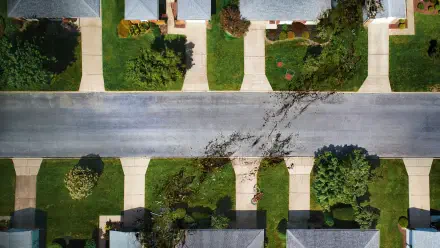 Aerial view titled The End of Oak Street — 4K Ultra HD PC desktop wallpaper showing a suburban street end with tidy lawns, sidewalks, driveways and scattered trees.