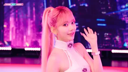 K-pop idol in pink-lit, Overwatch 2–inspired 5K Ultra HD PC wallpaper, smiling and waving against a neon cityscape bathed in magenta and purple light.