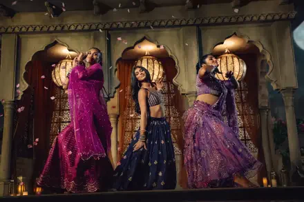 Three dancers in ornate Indian costumes pose in carved arches; vibrant dance scene titled Best of the Best presented as a 2K Quad HD PC desktop wallpaper.