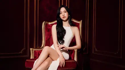 5K Ultra HD desktop wallpaper: portrait of a Japanese model and K-pop idol seated on a red velvet throne, wearing a white dress against an elegant dark studio backdrop.