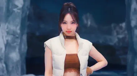 5K Ultra HD desktop wallpaper: Korean model and K-pop idol in a brown crop top and white vest, posed confidently against a moody dark textured background.