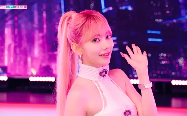 5K Ultra HD PC wallpaper: pink-lit K-pop idol portrait waving in a neon cityscape, LE SSERAFIM and Overwatch 2–inspired visuals, bright ponytail and stage-ready outfit.