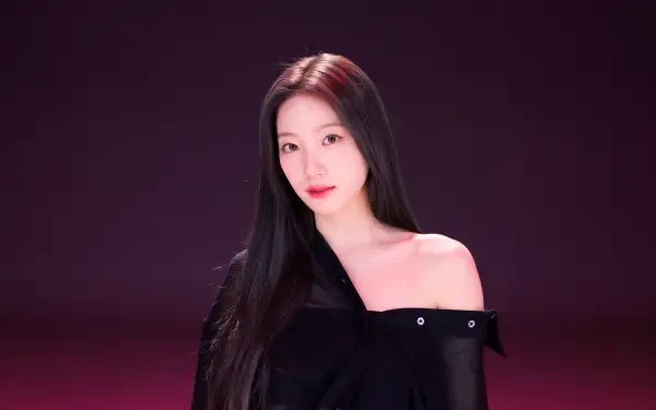5K Ultra HD PC wallpaper: portrait of a long black-haired woman in an off-shoulder black top, soft lighting and magenta backdrop, K-pop–inspired styling.