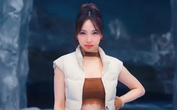 5K Ultra HD desktop wallpaper: Korean model and K-pop idol in a brown crop top and white vest, posed confidently against a moody dark textured background.