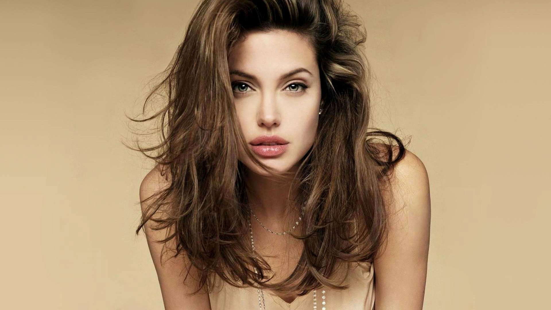 Celebrity Angelina Jolie Wallpaper