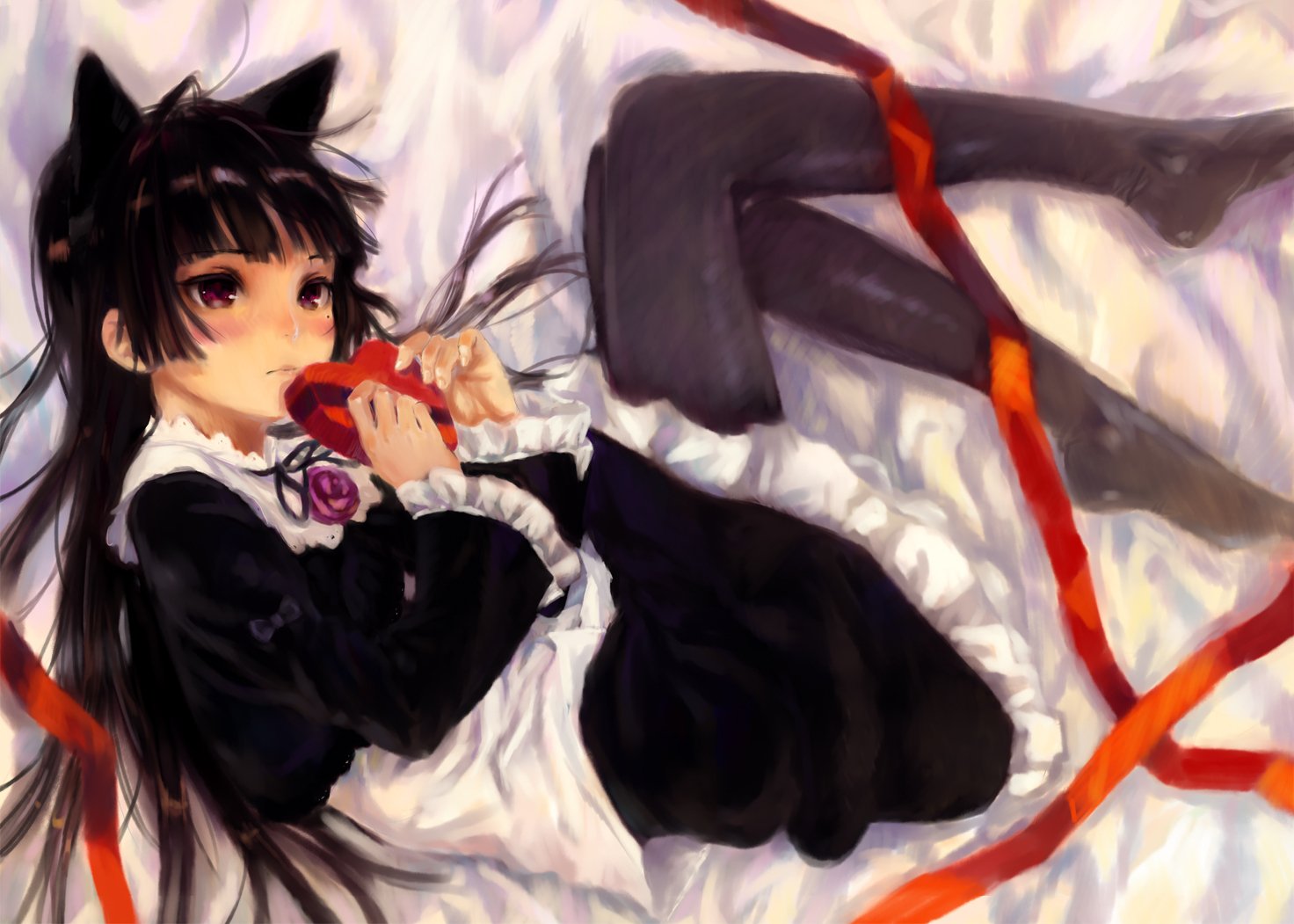 Ruri Gokō (Kuroneko) from Oreimo in a gothic-lolita dress, lying on a white bed clutching a red apple, HD anime PC desktop wallpaper.