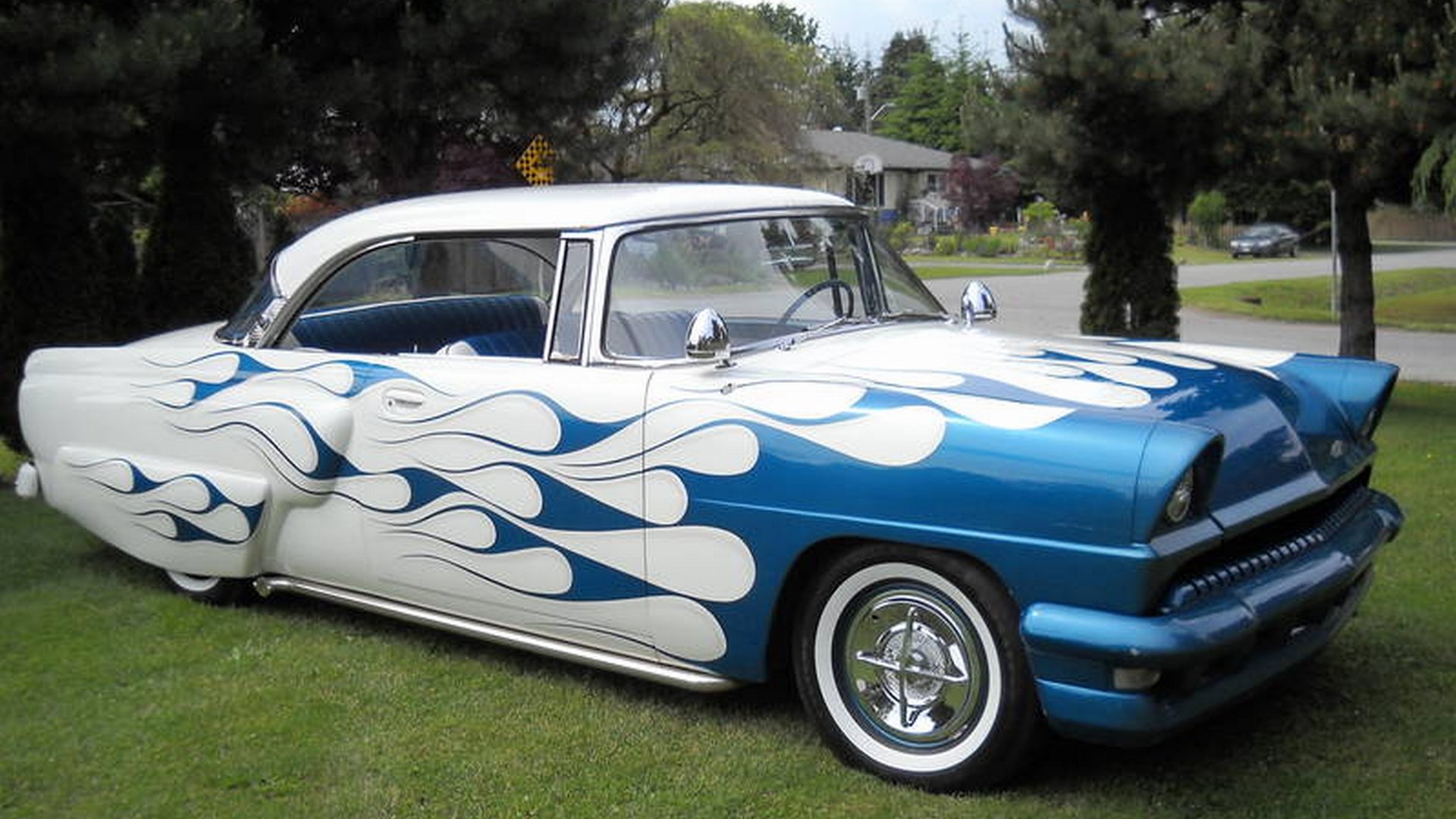 4K Ultra HD PC desktop wallpaper and background: a custom blue-and-white Mercury car with white flame decals parked on a lawn.