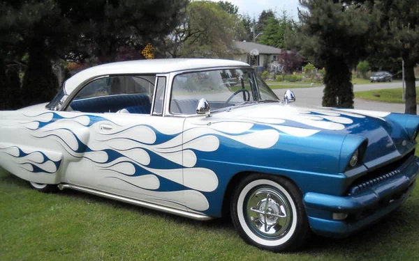 4K Ultra HD PC desktop wallpaper and background: a custom blue-and-white Mercury car with white flame decals parked on a lawn.