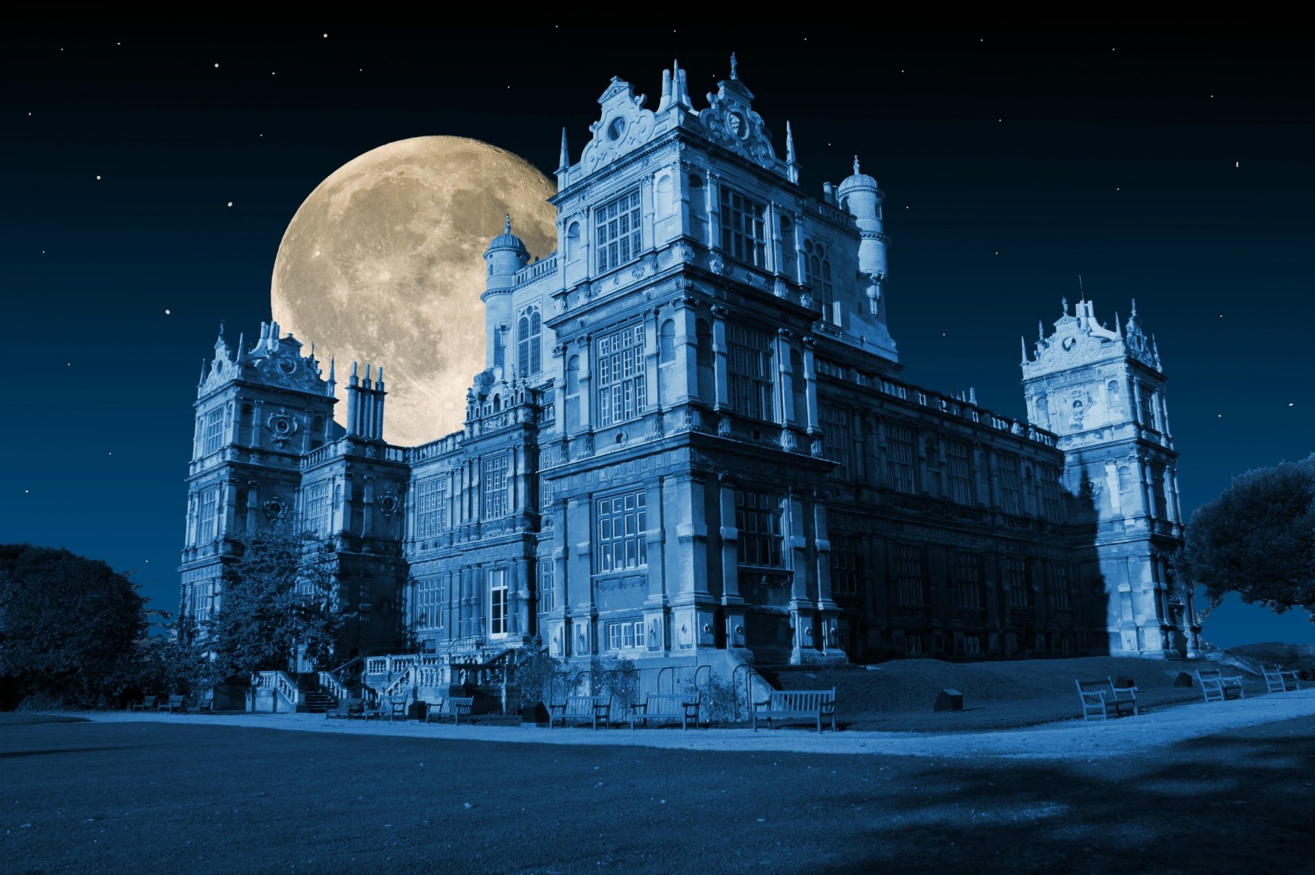 Красивый дворец ночью