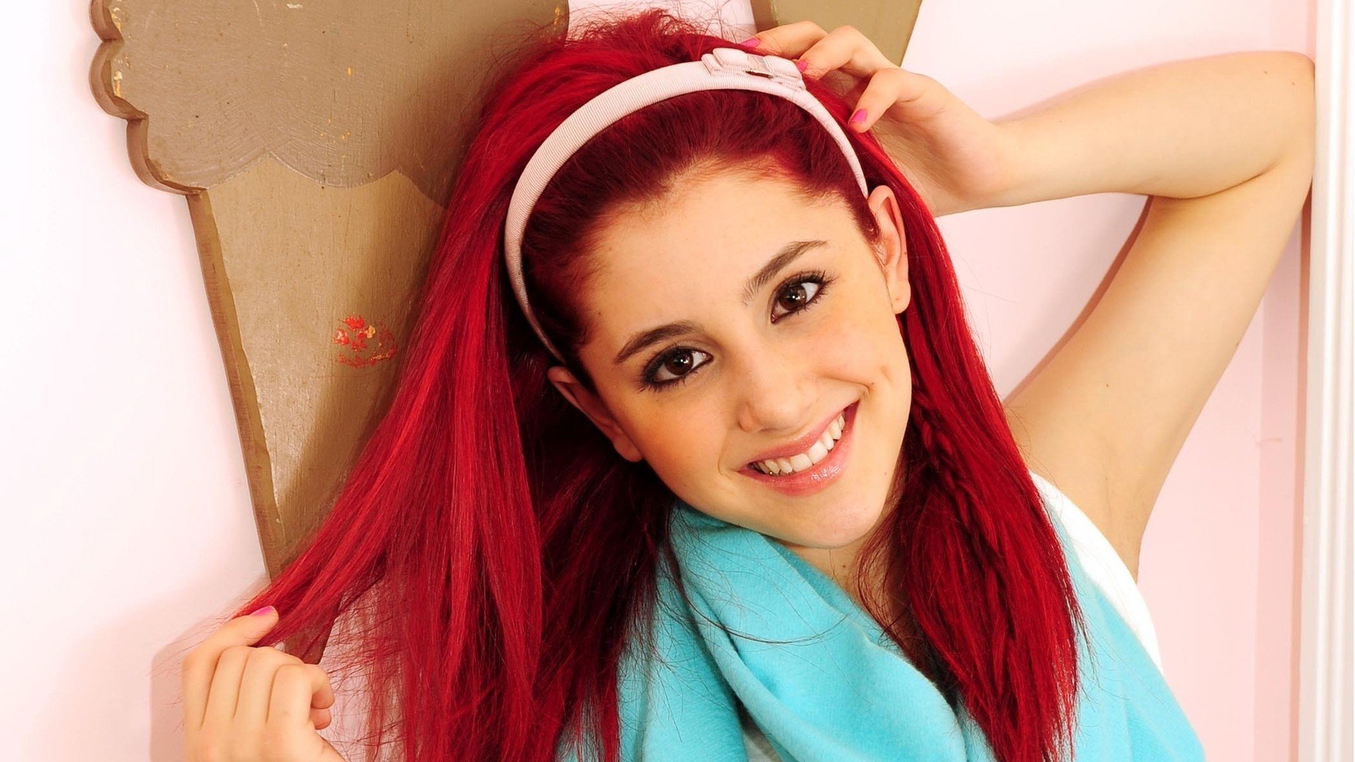 Celebrity Ariana Grande HD Wallpaper