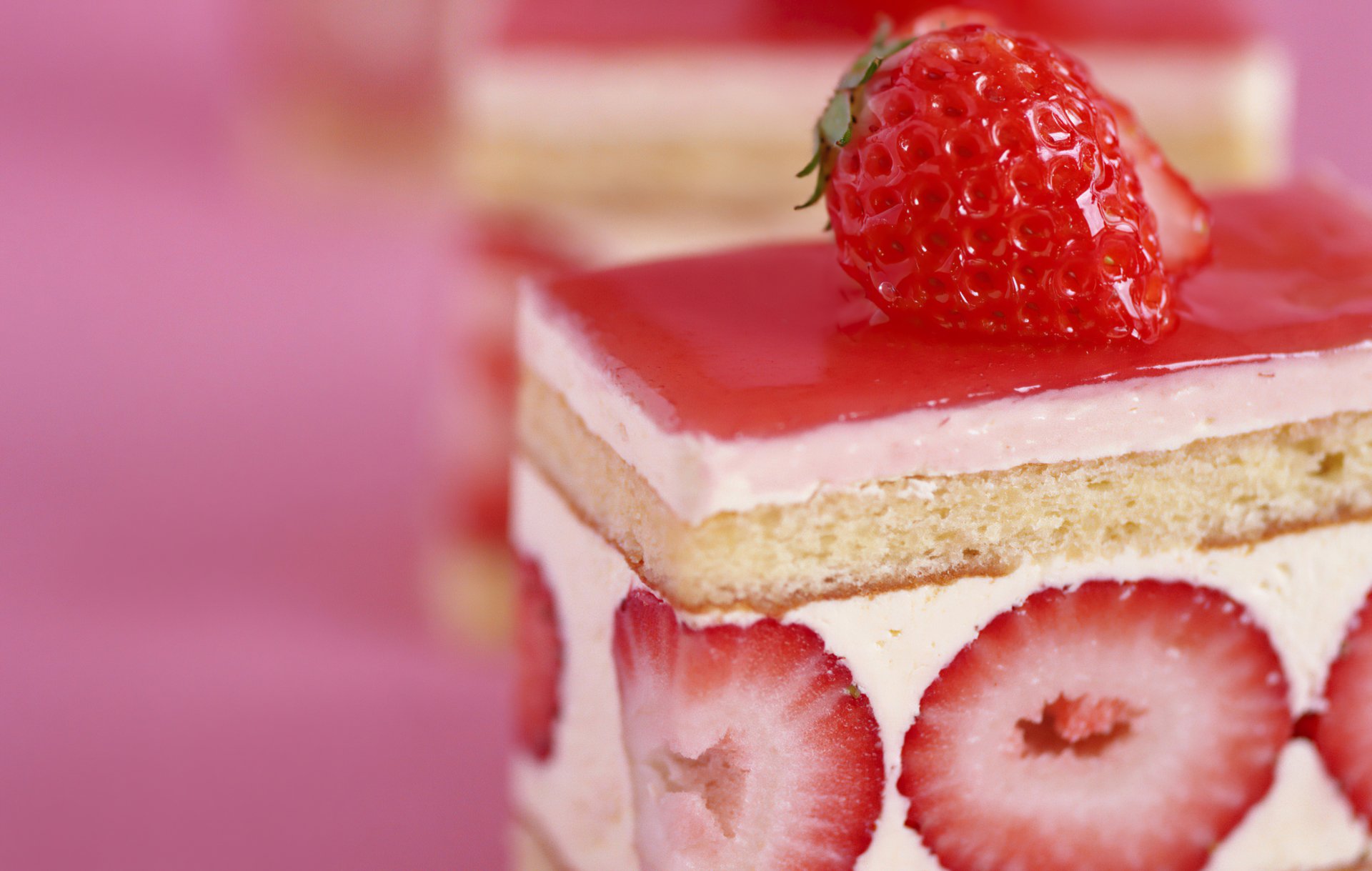 Вкусностей отзывы. Красивые пирожные. Тортики пирожные. Розовое пирожное. Розовые пироженки.