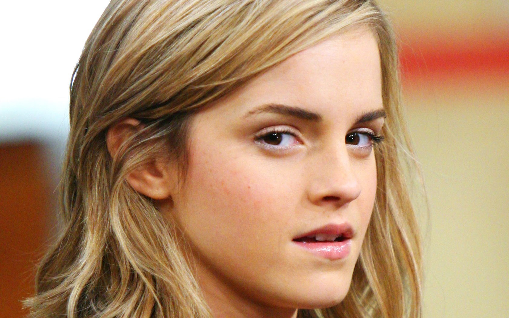 HD PC desktop wallpaper featuring a close-up portrait of celebrity Emma Watson with natural makeup and light brown hair.