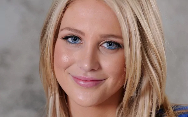 Close-up of celebrity Stephanie Pratt with blonde hair, blue eyes, and a warm smile, featured in an HD PC desktop wallpaper.