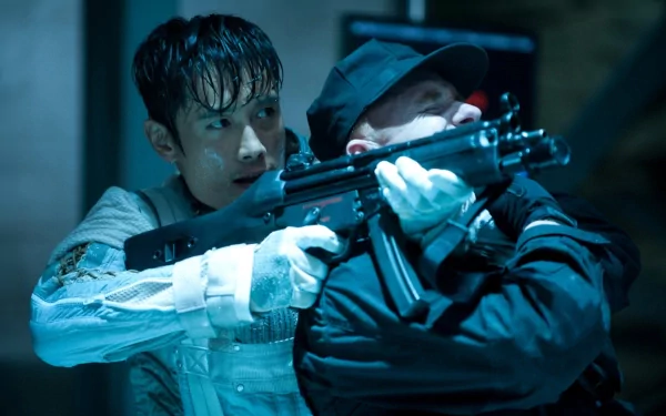 HD PC desktop wallpaper: tense scene from G.I. Joe: Retaliation — drenched operative wrestles a rifle from a uniformed assailant in a dim, blue-lit corridor.