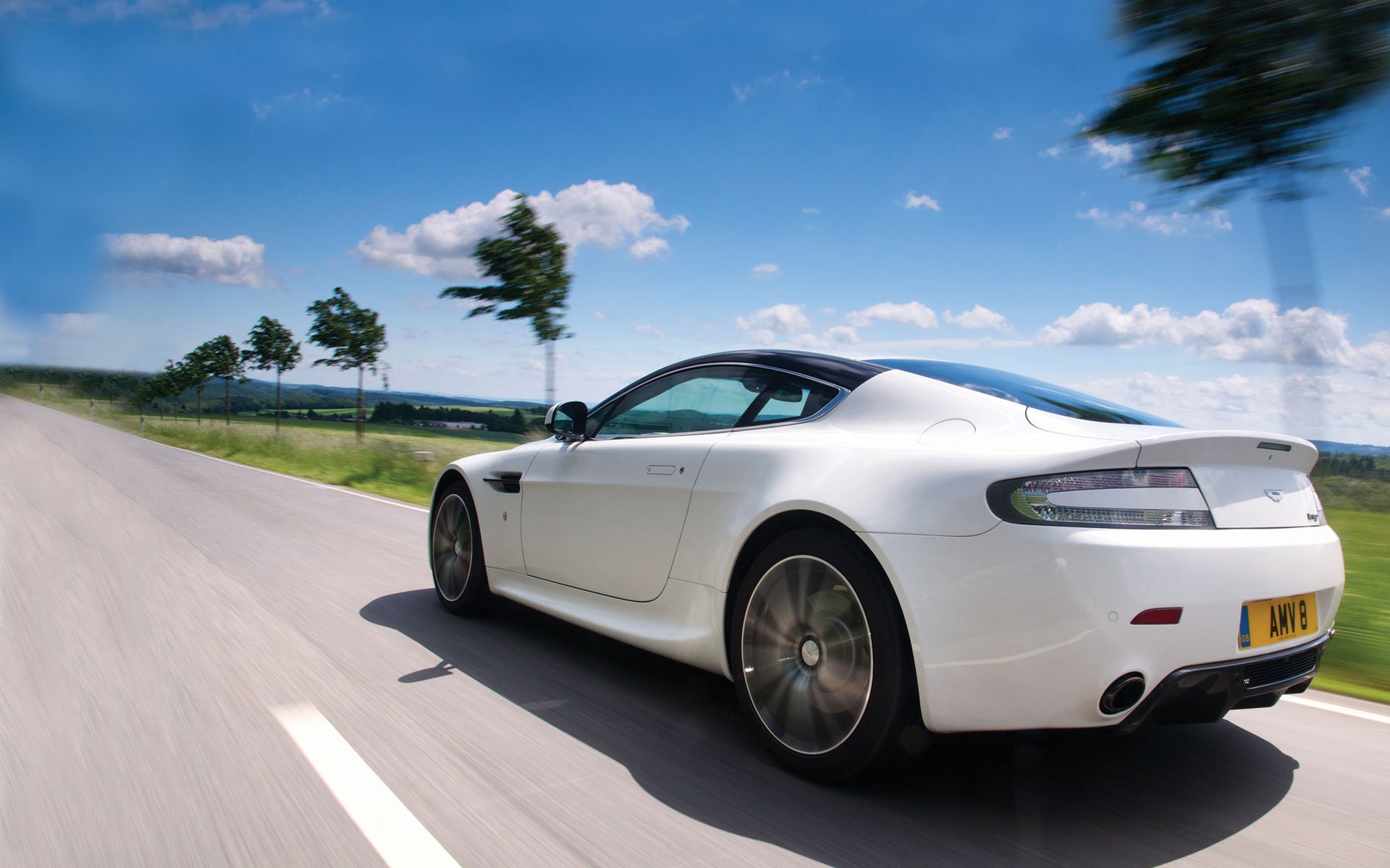Download Vehicle Aston Martin V8 Vantage HD Wallpaper