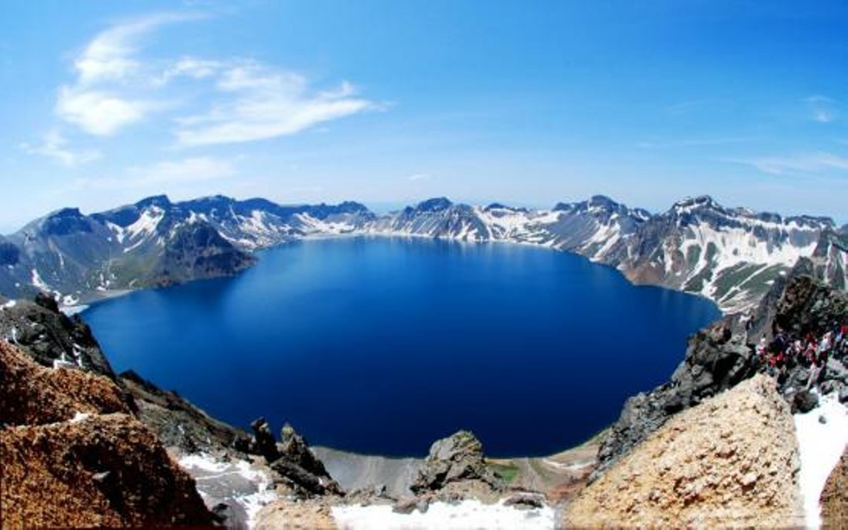 Тремя крупнейшими озерами. Небесное озеро Пэктусан. Чхонджи небесное озеро. Южная Корея гора Пэктусан. Гора Пэктусан Северная Корея.