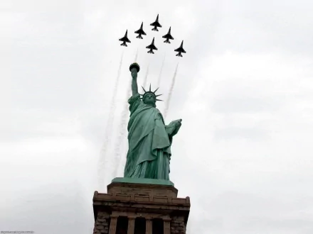 HD PC desktop wallpaper: USAF Thunderbirds jets in formation over the Statue of Liberty during a military air show.