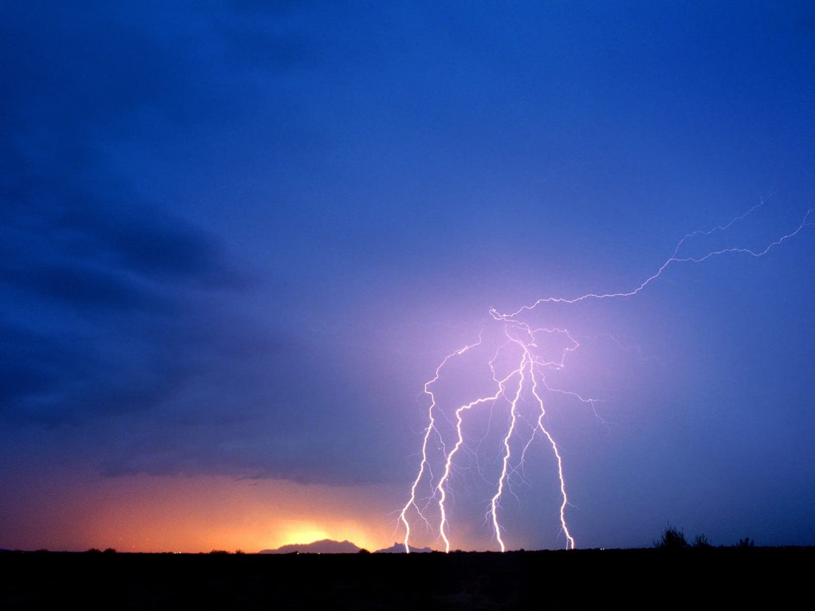 Lightning Wallpaper and Background Image | 1600x1200 | ID:282542