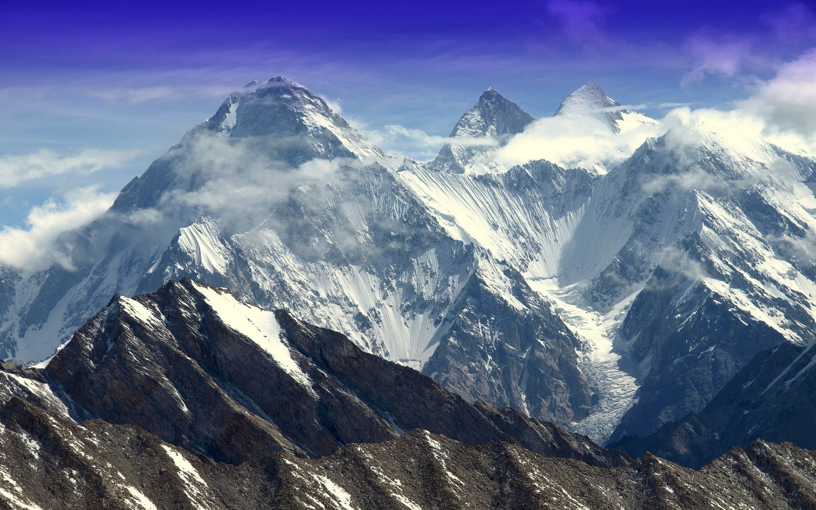Гора земли. Горная местность. Гималаи. Гималаи эверест джомолунгма. Горная долина.