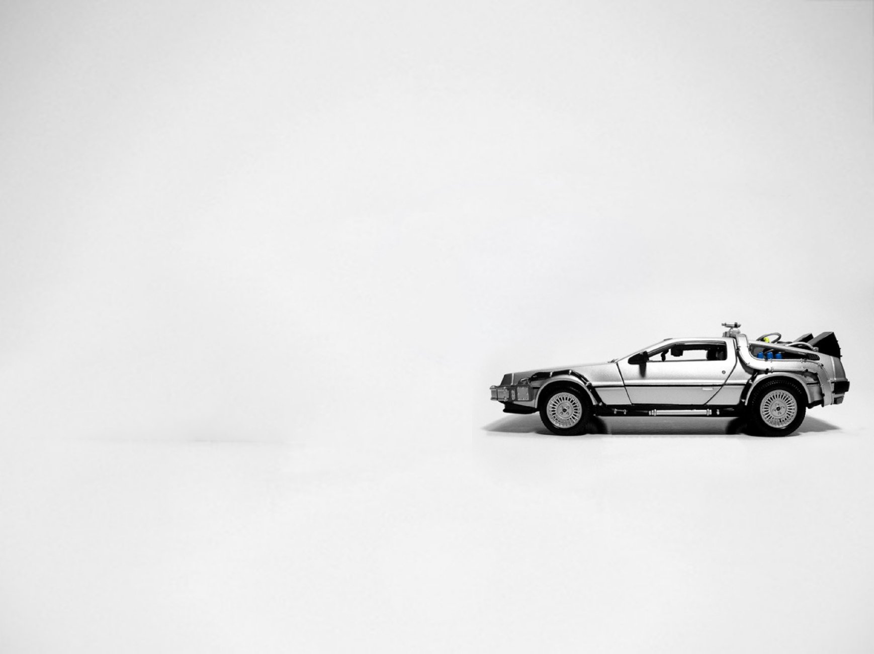 HD PC desktop wallpaper: minimalist white background with the silver DeLorean time machine from the movie Back to the Future, positioned on the right.