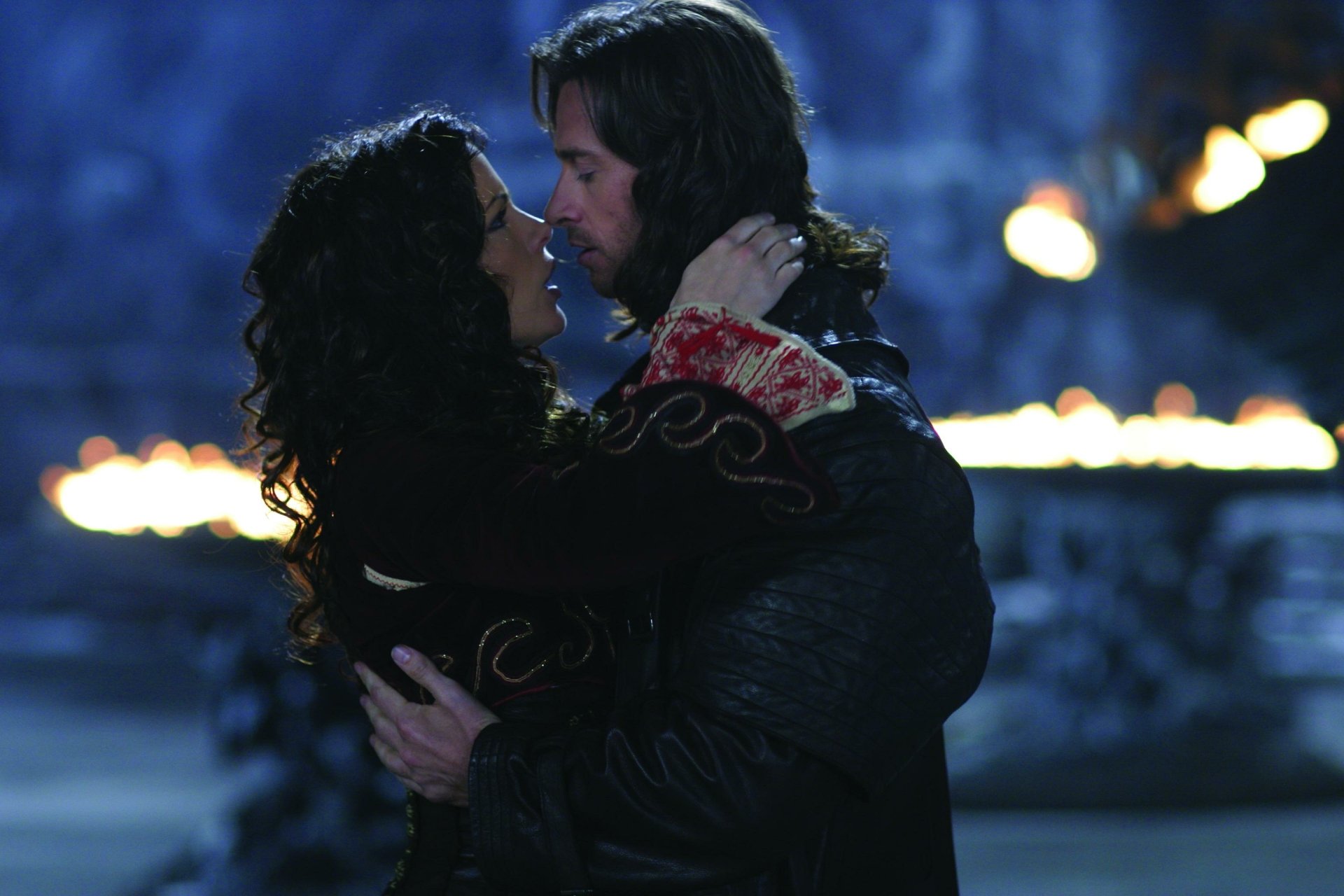 A romantic moment between Kate Beckinsale and Hugh Jackman in Van Helsing, captured in a dramatic HD PC desktop wallpaper, featuring a mystical backdrop and warm lighting.
