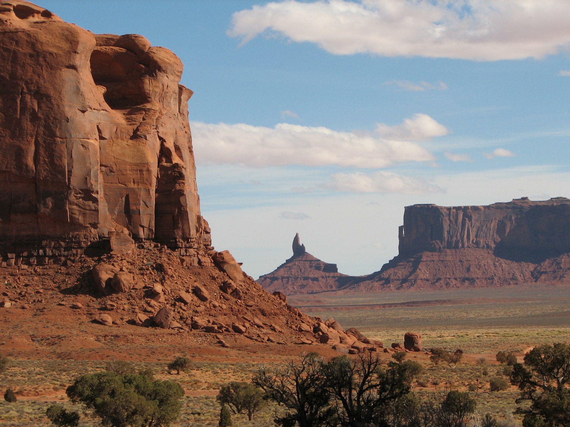 HD desktop wallpaper showcasing the vast natural landscape and iconic rock formations of Monument Valley in a scenic desert valley setting.