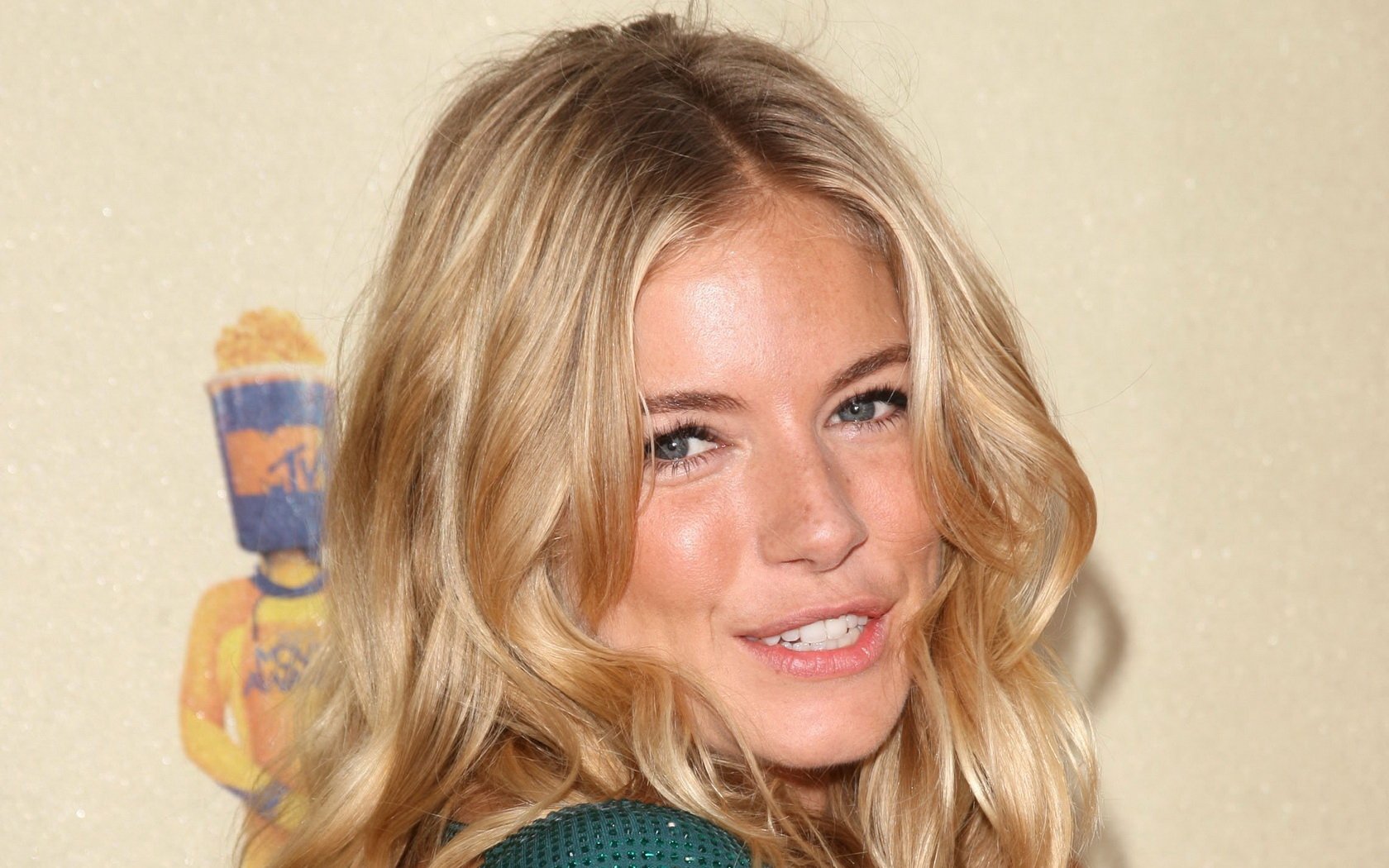 Download Celebrity Sienna Miller Wallpaper