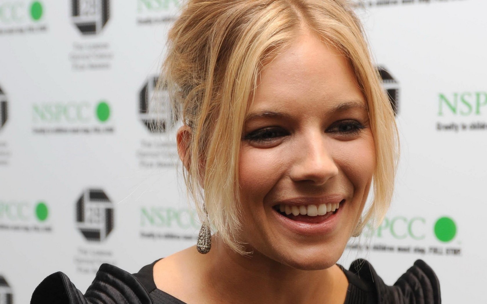 Download Celebrity Sienna Miller Wallpaper